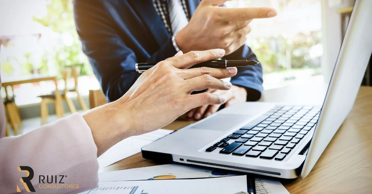 Persona revisando cálculos financieros en un escritorio