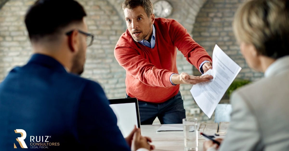 Socios en reunión discutiendo decisiones corporativas