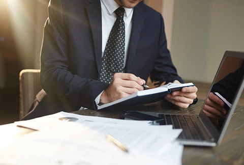 Revisión fiscal y documentos financieros sobre escritorio