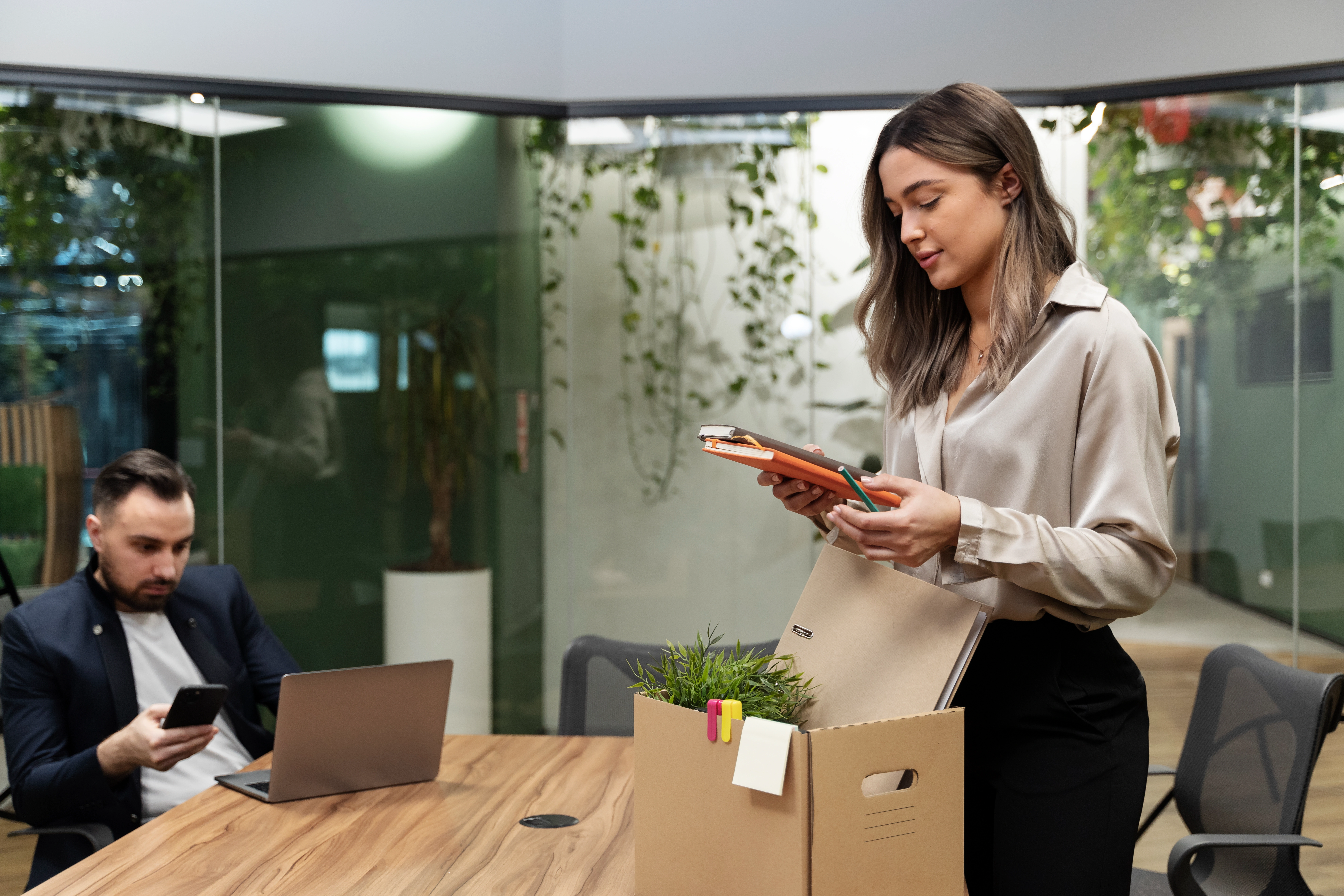 Documentos contables y calculadora sobre escritorio